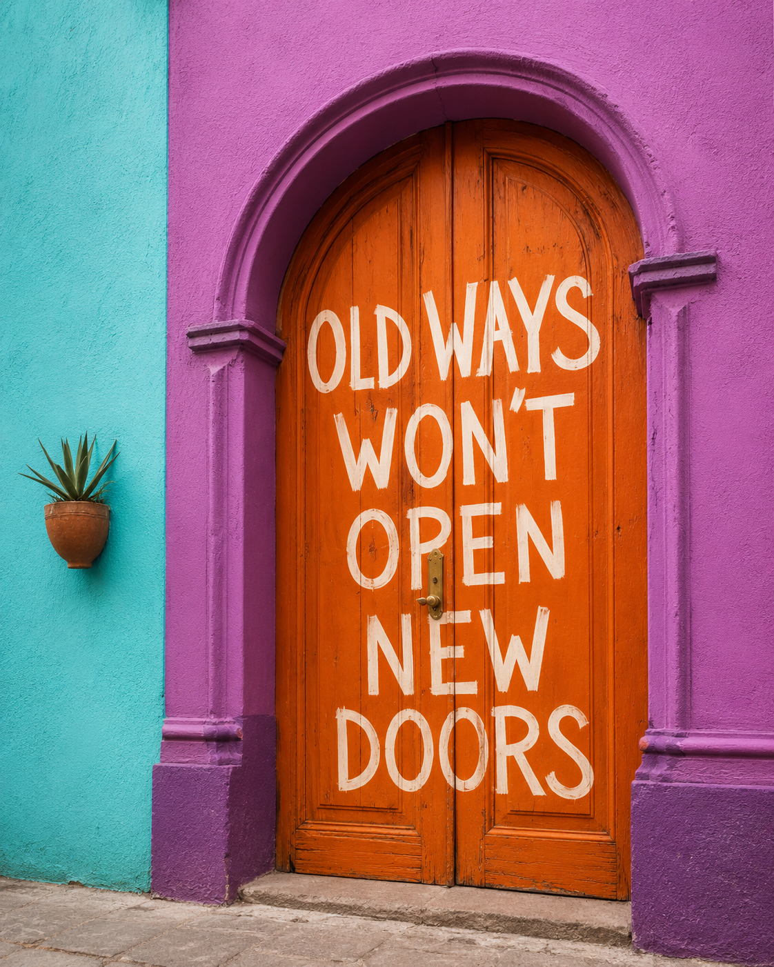 Orangefarbene Tür mit dem englischen Spruch Old ways won’t open new doors